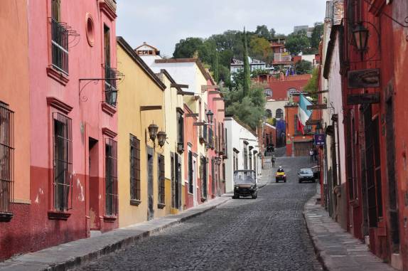 Rua colorida do centro histórico de San Miguel de Allende, no México